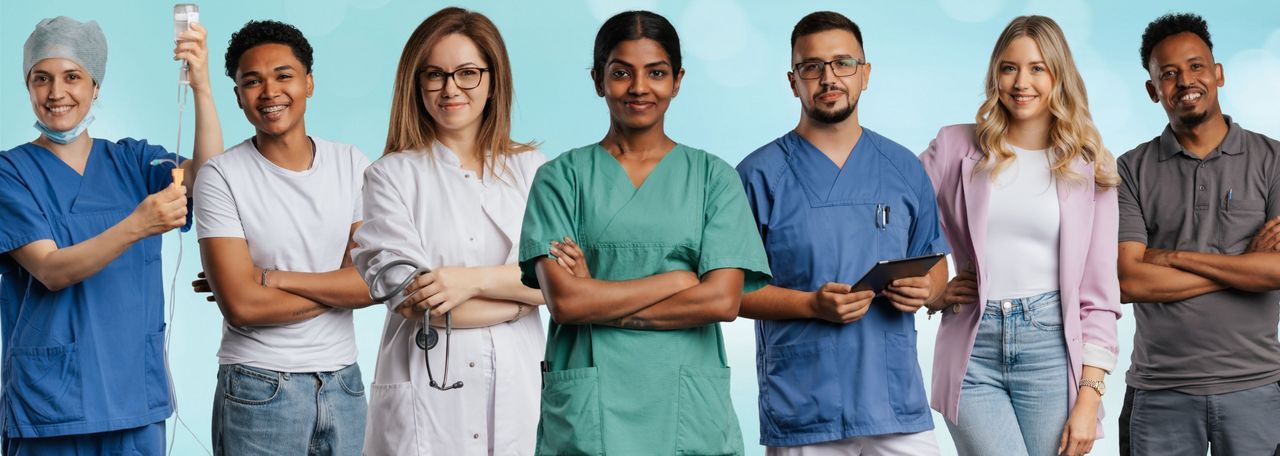 Bild einer Gruppe von Personen aus unterschiedlichen Berufsgruppen im Krankenhaus