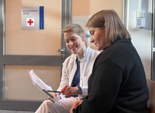 In der Zentralen Notaufnahme des Klinikums Hanau bespricht Apothekerin Bianca Partheymüller mit einer Patientin den Medikationsplan. Sie sitzen in einem Behandlungsraum und gehen gemeinsam die eingenommenen Arzneimittel durch.